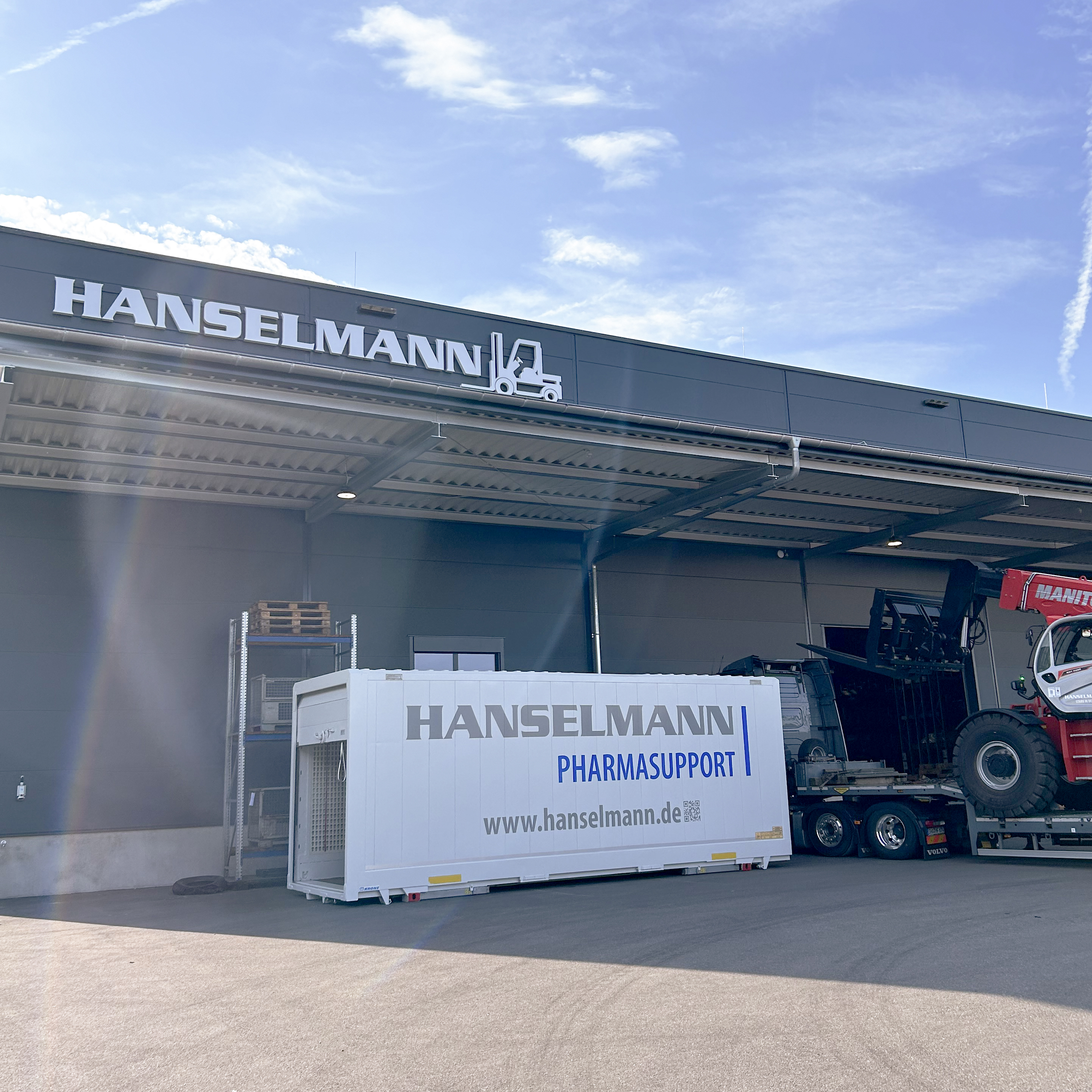 Hanselmann mit groen Materialcontainern in Dessau